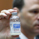 Descoperă Propofol: Anestezicul controversat asociat cu tragedia doctoriței din Buzău și legătura sa cu moartea lui Michael Jackson. 2 ce este propofol anestezicul gasit in camera unde a murit doctorita din buzau medicamentul cauza decesului lui michael jackson 69024028de5ef