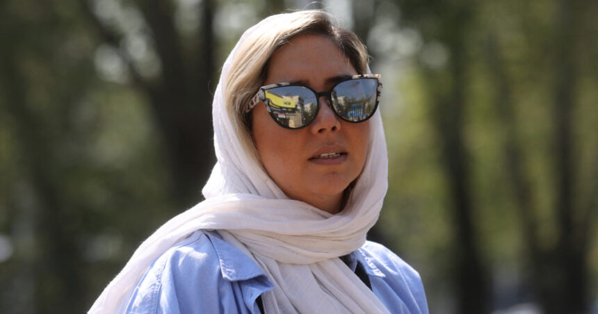 Cecenia impune un nou standard vestimentar pentru femei: părul acoperit devine normă în școli și instituții publice. 1 cecenia obliga femeile sa se imbrace islamic cu parul acoperit nou cod vestimentar in scoli institutii publice spatii comerciale 69048b1d9dade