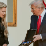 „Un cadou de neuitat de ziua lui: Trump i-a dedicat postum Medalia Prezidenţială a Libertății lui Charlie Kirk” 2 cel mai frumos cadou de ziua de nastere trump i a acordat postum medalia prezidentiala a libertatii lui charlie kirk 68ef48e1d7ebf