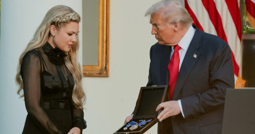cel mai frumos cadou de ziua de nastere trump i a acordat postum medalia prezidentiala a libertatii lui charlie kirk 68ef48e1d7ebf