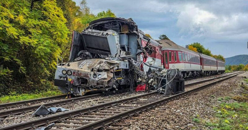 Accident feroviar în Slovacia: Peste 66 de răniți în urma unei coliziuni frontale între două trenuri 1 cel putin 66 de persoane au fost ranite dupa ce doua trenuri s au ciocnit frontal anunta autoritatile din slovacia 68ed04ced9e28