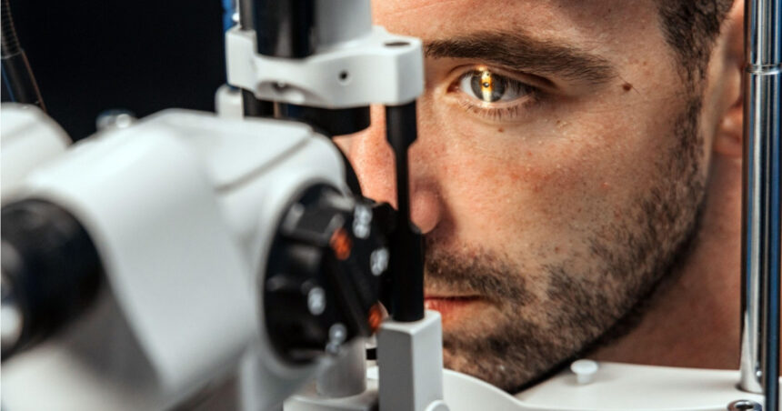 O inovație de excepție: un microcip care redă vederea pacienților cu deficiențe de vedere. Descoperiți cum acționează acest implant uimitor. 1 cercetatorii au inventat un microcip revolutionar care ii ajuta pe pacientii orbi sa isi recapete vederea cum functioneaza implantul 68f72057cc144