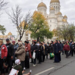 Bărbatul reținut de jandarmi la Catedrala Națională pentru distribuirea de materiale legionare: cine este el? 2 cine este barbatul prins de jandarmi la catedrala nationala in timp ce distribuia materiale legionare surse 68ff9ce8a4523