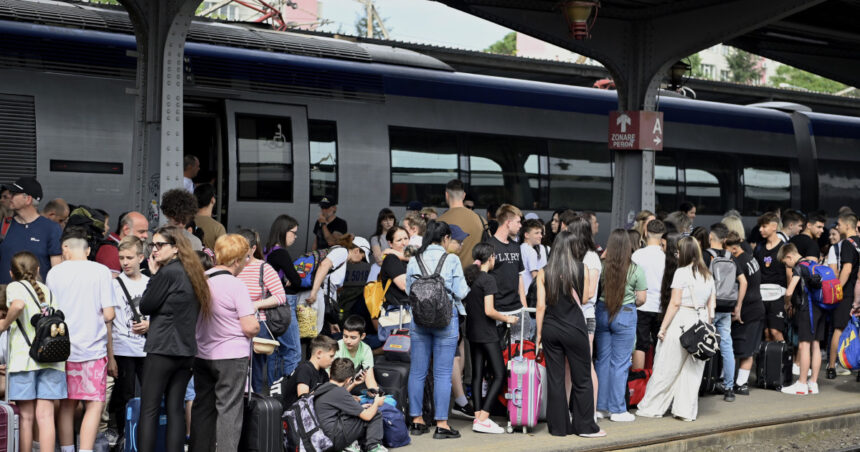 Trenurile CFR Călători revin pe traseu după soluționarea problemelor financiare! 1 circulatia trenurilor cfr calatori a fost reluata dupa ce s a ajuns la un acord privind plata datoriilor 68f85831a8008