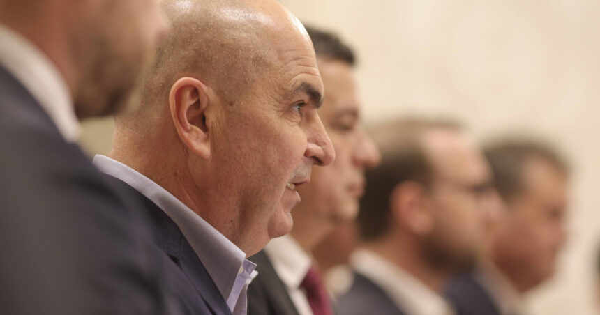 Coaliția revine la masa negocierilor pentru ajustările din administrația locală, după întârzieri cauzate de divergențele între partide. 1 coalitia reia discutiile privind taierile din administratia locala decizia amanata din cauza neintelegerilor dintre partide 68dd0c2b2f63d