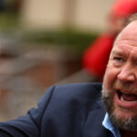 „Sentință de faliment: Alex Jones, conspiratorul, obligat să achite aproape 1,5 miliarde de dolari pentru scandalul Sandy Hook” 3 condamnare la moarte financiara conspirationistul alex jones trebuie sa plateasca aproape 15 miliarde de dolari in cazul sandy hook 68efce72c1866