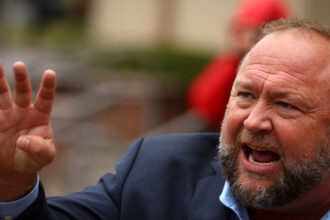 condamnare la moarte financiara conspirationistul alex jones trebuie sa plateasca aproape 15 miliarde de dolari in cazul sandy hook 68efce72c1866