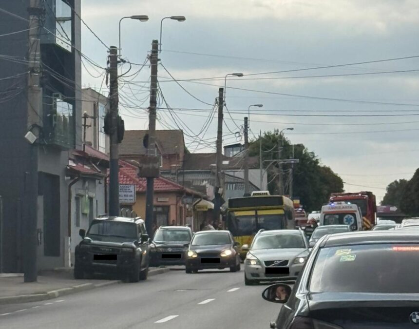 Constanța: Ciocnire violentă pe I.C. Brătianu între un autobuz și o mașină. Unul dintre conducători a căzut în stare de inconștiență. 1 constanta accident grav pe i c bratianu intre un autobuz si un autoturism unul dintre soferi este inconstient 68dd1cf16c3f9