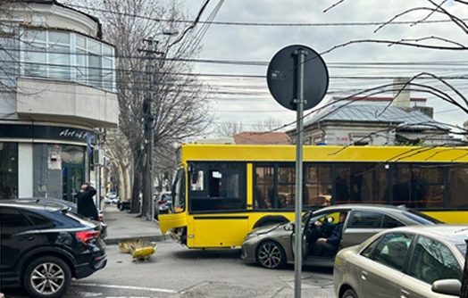 Constanța: Coliziune pe I.C. Brătianu între un autobuz și o mașină personală 1 constanta accident pe i c bratianu intre un autobuz si un autoturism 68dd19391642c