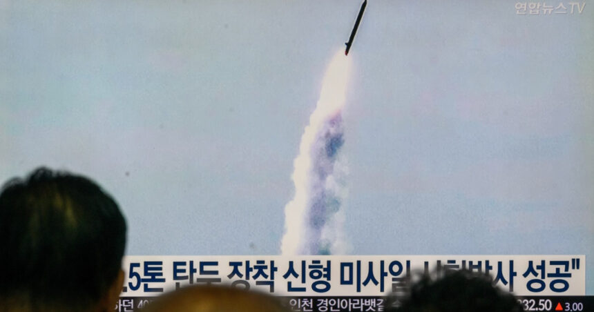 Coreea de Nord lansează o rachetă de croazieră înainte de sosirea lui Trump în Coreea de Sud. Kim Jong Un, o prezență lipsă 1 coreea de nord a testat o racheta de croaziera inaintea vizitei lui trump in coreea de sud kim jong un marele absent 6901e4de221ac