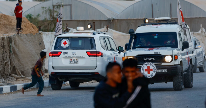 Hamas a înmânat Crucii Roșii rămășițele altor doi ostatici israelieni 1 corpurile altor doi ostatici israelieni au fost predate de hamas crucii rosii 69039c9aae60e