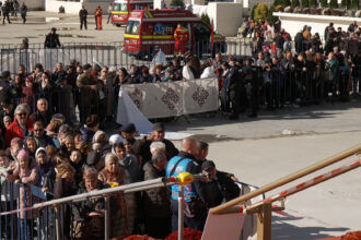 cozi interminabile la catedrala nationala a fost prelungit programul de inchinare prin sfantul altar 690214ff3c2ee