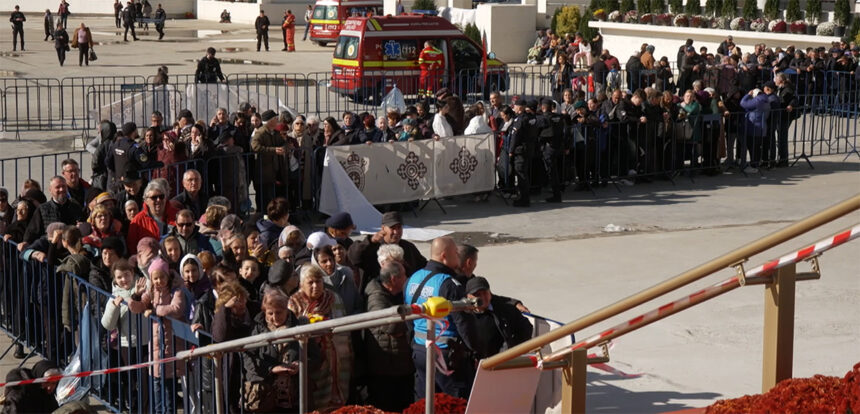 Flux continuu de enoriași la Catedrala Națională: Programul de închinare la Sfântul Altar a fost EXTINS! 1 cozi interminabile la catedrala nationala a fost prelungit programul de inchinare prin sfantul altar 690214ff3c2ee