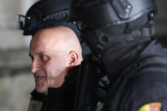cum a introdus horatiu potra armament in romania alex florenta procurorul general a fost cu sprijinul probabil al unor functionari 68f1c1a45e138