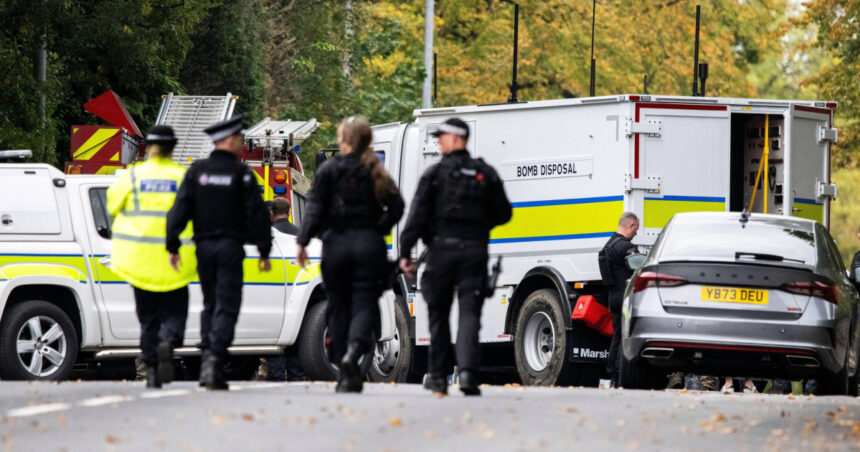 Atacul de la sinagoga din Manchester: Poveștile martorilor - „Am crezut că e un foc de artificii!” 1 cum s a desfasurat atacul de la sinagoga din manchester marturiile oamenilor am crezut ca ar putea fi un foc de artificii 68dec7041eb09
