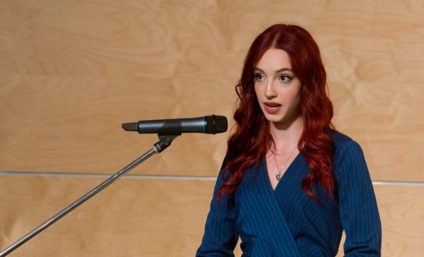 Daria-Ioana Ostachi de la Colegiul Național de Arte Regina Maria din Constanța, vorbește la Gala Reprezentanților Elevilor 1 daria ioana ostachi de la colegiul national de arte regina maria din constanta discurs oficial la gala elevului reprezentant 68f4e5cfa7a8a