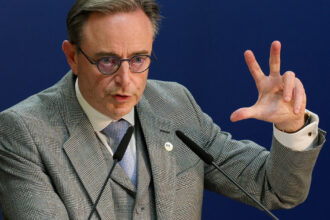 de ce a blocat premierul belgiei planul nebunesc al ue de a da un imprumut ucrainei de 140 de miliarde de euro din activele rusesti 68fb6920493c9