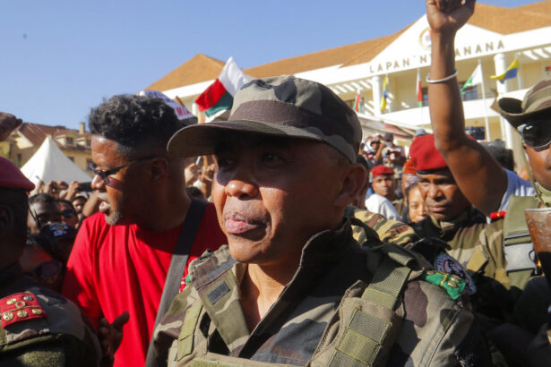 de la inchisoare la palatul prezidential cine este colonelul michael randrianirina noul conducator militar al madagascarului 68f31a4242a79