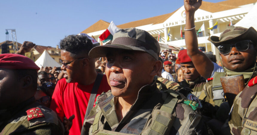 De la celula de detenție la tronul puterii: Povestea colonelului Michael Randrianirina, liderul militar al Madagascarului 1 de la inchisoare la palatul prezidential cine este colonelul michael randrianirina noul conducator militar al madagascarului 68f31a4242a79