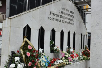 decizie istorica a unui tribunal din serbia trei persoane care au ajutat la comiterea masacrului din strpci au fost condamnate 68ee644066152