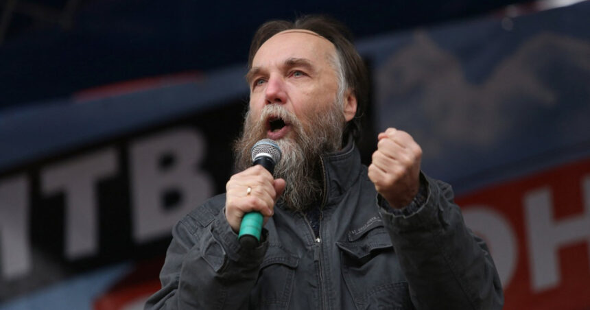 Visul nebun al lui Dughin: Ideologul lui Putin, admirator al lui Călin Georgescu, avertizează despre iminenta amenințare nucleară - „Semnul unui conflict de amploare” 1 delirul lui dughin ideologul lui putin care il lauda pe calin georgescu ameninta cu arma nucleara inceputul unui razboi amplu 68e0e81e18b78