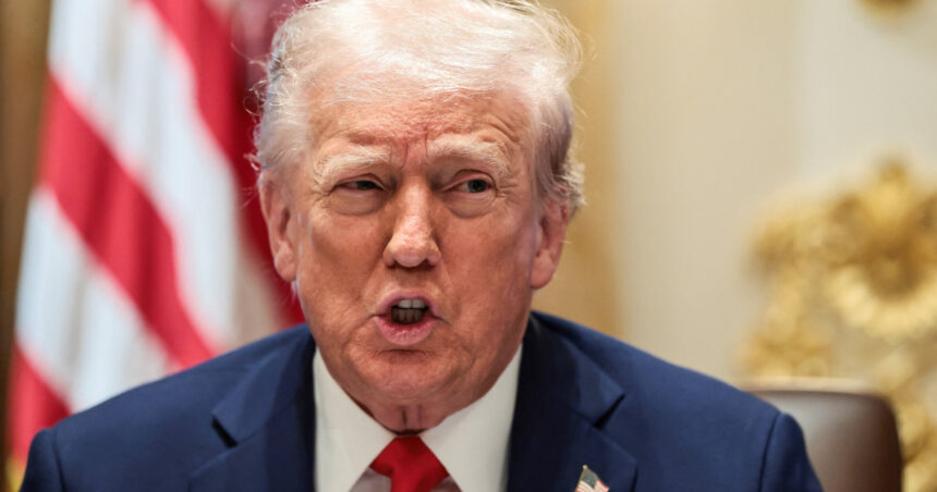 Donald Trump lansează taxe vamale duble pentru China începând cu 1 noiembrie. Care sunt motivele din spatele acestei decizii? 1 donald trump impune taxe vamale suplimentare de 100 chinei de la 1 noiembrie care e motivul 68e9f4fcc7c3e