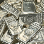 Argintul atinge culmi istorice, dar analiștii avertizează: investițiile în acest metal prețios nu sunt o alegere înțeleaptă. 2 dupa aur si cotatia argintului atinge un nivel record de ce spun analistii ca totusi investitiile in argint nu sunt recomandate 68edea5ac5346