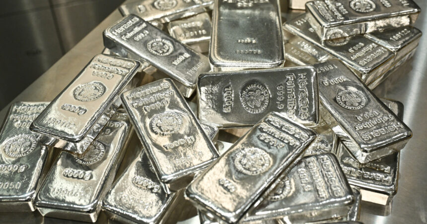 Argintul atinge culmi istorice, dar analiștii avertizează: investițiile în acest metal prețios nu sunt o alegere înțeleaptă. 1 dupa aur si cotatia argintului atinge un nivel record de ce spun analistii ca totusi investitiile in argint nu sunt recomandate 68edea5ac5346
