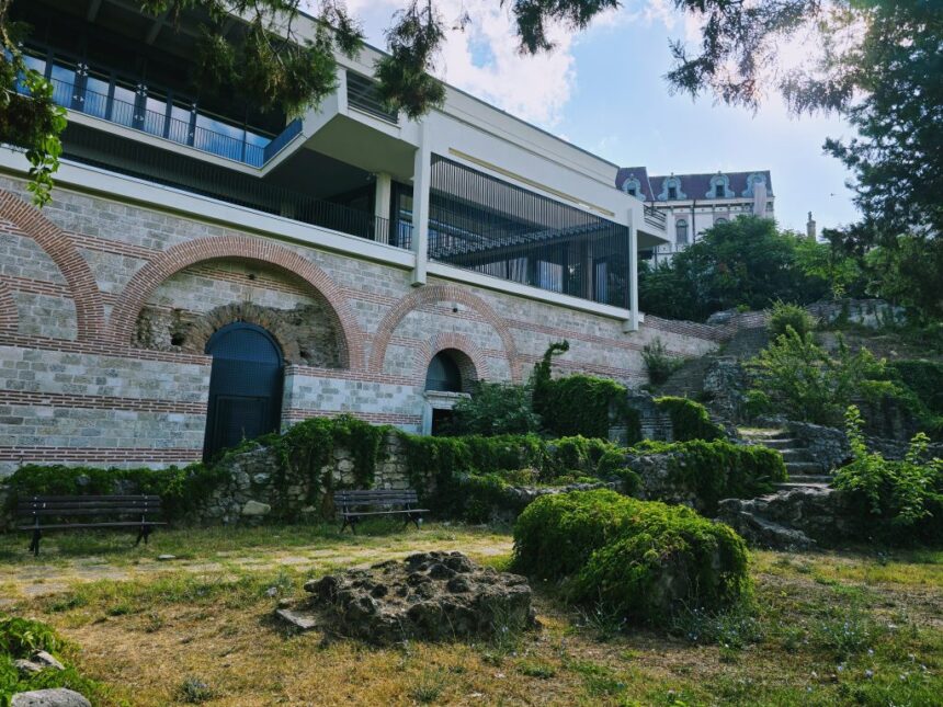 Marea Revigorare a Edificiului Roman cu Mozaic: Ultimele Finisaje înainte de Redeschidere! 1 edificiul roman cu mozaic restaurat si in asteptarea redeschiderii se fac ultimele retusuri 68dc6159cf1a1