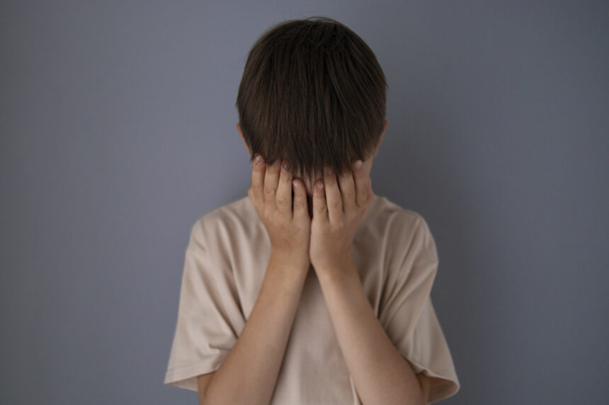 Un adolescent de 13 ani, agresat de tatăl unui camarad: Incidentul s-a petrecut în apropierea școlii 1 elev de 13 ani batut mar de tatal unui coleg evenimentul a avut loc langa scoala 68efd7fbad1f1