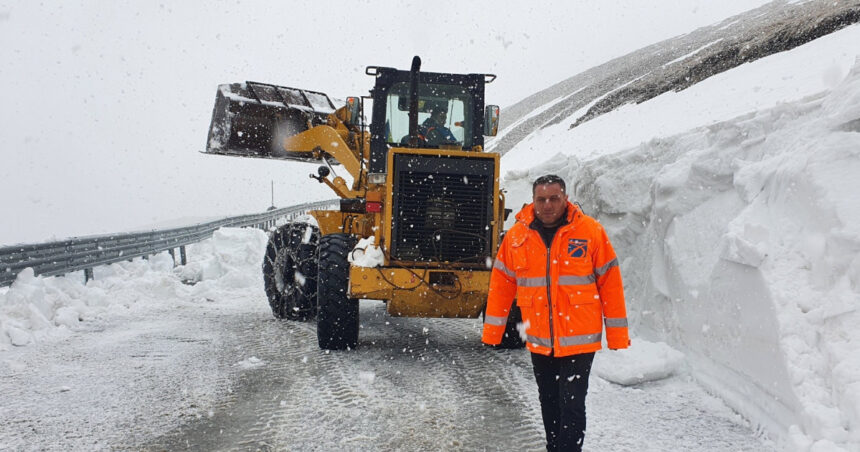 Antreprenorii de pe Transalpina, pregătiți să reînvie drumul pe cont propriu: „Dispunem de utilaje și determinare”. Răspunsul CNAIR 1 exclusiv antreprenorii de pe transalpina gata sa deszapezeasca drumul pe cont propriu avem utilaje si vointa reactia cnair 6902056cd5c32