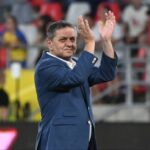 „Intrarea lui Lăcătuș în vestiar aduce liniște totală! 'Fiara', emblemă a Stelei, își afirmă autoritatea de lider” 3 exclusiv cand intra lacatus in vestiar toata lumea era redusa la tacere fiara simbolul stelei atitudine de capitan 68ff23ebf1852