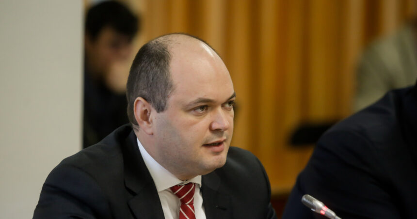 Guvernul ia împrumuturi semnificative: deficit bugetar de 103 miliarde de lei. Consilierul lui Bolojan: Veniturile au fost prognozate fără fundament. 1 exclusiv guvernul se imprumuta masiv deficit la buget de 103 miliarde de lei consilierul lui bolojan au fost venituri estimate din pix 68f75b13880a5