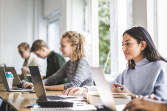 facilitati pentru studenti in bucuresti ce reduceri au la transportul in comun si unde pot beneficia de servicii cu tarife speciale 68de097c22cf0