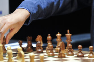 federatia internationala de sah il ancheteaza pe marele maestru rus vladimir kramnik care l a acuzat pe americanul naroditsky ca trisa 68fa062aba050
