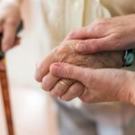 O mamă agresată cu bastonul și palmele, timp de două zile consecutive, de fiul ei, din cauza unei mese nepreparate 2 femeie batuta cu carja si cu palmele doua zile la rand de propriul fiu pentru ca nu i a gatit 68dda153853bb