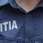 Micuța de sub doi ani descoperită fără încălțăminte și singură pe marginea drumului în Bacău. Ce revelații au avut polițiștii după ce au adus-o înapoi acasă? 3 fetita de nici 2 ani gasita desculta si nesupravegheata pe marginea unui drum din bacau ce au aflat politistii cand au dus o acasa 69036abc30126