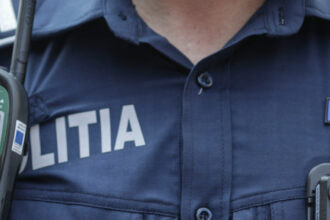 fetita de nici 2 ani gasita desculta si nesupravegheata pe marginea unui drum din bacau ce au aflat politistii cand au dus o acasa 69036abc30126