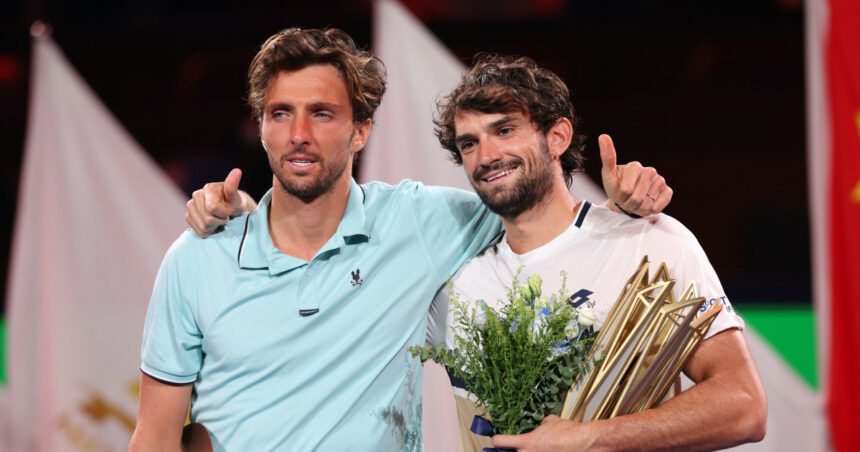Confruntare de familie la Mastersul de la Shanghai: Valentin Vacherot triumfă în fața verisorului său, Arthur Rinderknech! 1 finala in familie la mastersul de la shanghai valentin vacherot l a invins pe verisorul sau arthur rinderknech 68ec1a640cec6