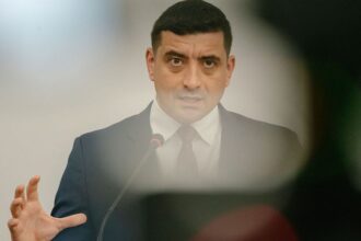 fostul sef de galerie candidat la presedintie ironizat pe internet dupa ce l a copiat pe elon musk 68e102b3b10d2