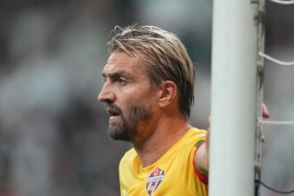 foto a fost suspendat sase meciuri dupa ce si a lovit un coechipier si a injurat arbitrul 68dd0a8c6f3c1