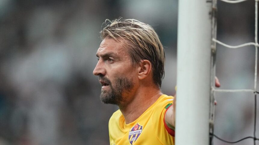Suspendare de șase etape pentru jucătorul care a agresa un coleg și a înjurat arbitrul! 1 foto a fost suspendat sase meciuri dupa ce si a lovit un coechipier si a injurat arbitrul 68dd0a8c6f3c1