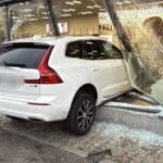 foto accident incredibil o soferita a intrat cu masina direct in geamul unui magazin 68e7e129e6cd0