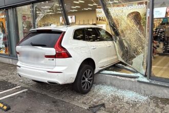 foto accident incredibil o soferita a intrat cu masina direct in geamul unui magazin 68e7e129e6cd0