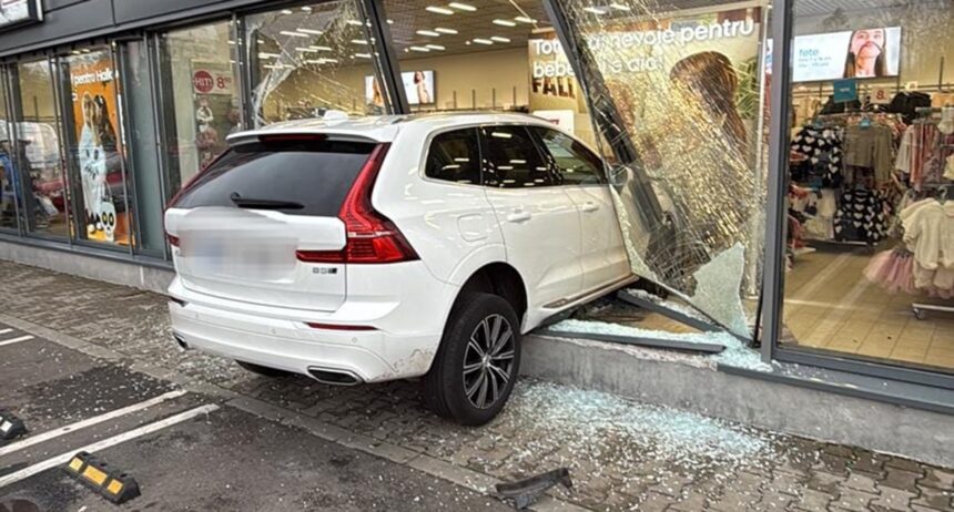 Șoferiță cu tupeu: Mașina a străpuns vitrina unui magazin într-un incident șocant! 1 foto accident incredibil o soferita a intrat cu masina direct in geamul unui magazin 68e7e129e6cd0