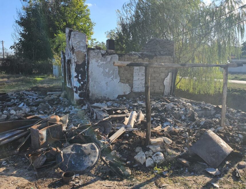 Îndemn la solidaritate: O bunică și cei doi nepoți din Băneasa se confruntă cu dificultăți, trăind într-un adăpost provizoriu după ce flăcările le-au distrus căminul. 1 foto apel umanitar o bunica si doi nepoti din baneasa locuiesc intr un adapost improvizat dupa ce casa le a fost mistuita de flacari 68dd550222d78