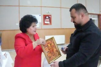 foto doua noi blocuri anl au fost finalizate la cumpana 64 de familii tinere au primit locuinte 6903829534e11