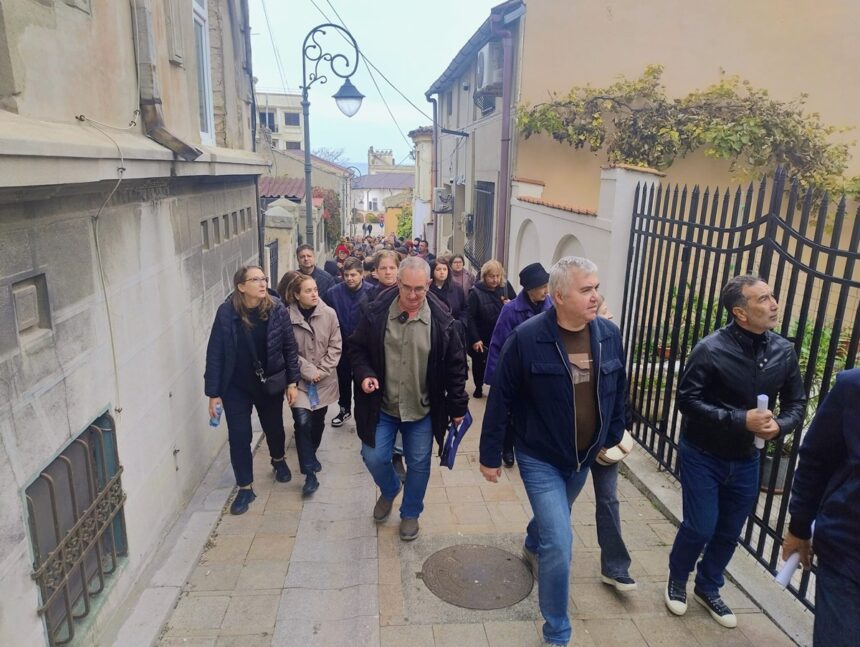 Dr. Cristian Cealera, ghidul muzeului, te invită să redescoperi farmecul Constanței Vechi: Aventura interbelică și poveștile fascinante din toamna lui 1925 prind din nou viață! 1 foto dr cristian cealera de la muzeul de istorie continua tururile ghidate prin constanta veche intamplari pitoresti din interbelic si povesti surprinzatoare din toamna anului 1925 readuse la via 690095a763ecb