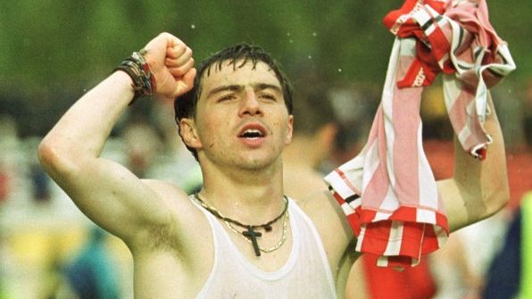 „25 de ani de la plecarea lui Cătălin Hîldan, 'Unicul Căpitan'! Suporterii și antrenorii Zeljko Kopic și Florentin Petre, omagiu la cimitirul din Brănești” 1 foto exclusiv 25 de ani fara catalin hildan unicul capitan suporterii alaturi de zeljko kopic si florentin petre la cimitirul din branesti 68e27e64a3034