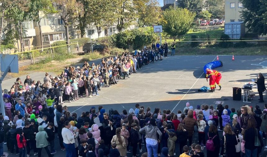 Simulare de cutremur la Școala Gimnazială nr. 3 Ciprian Porumbescu din Constanța: Un antrenament educativ captivant 1 foto exercitiu de simulare a unui cutremur la scoala gimnaziala nr 3 ciprian porumbescu din constanta 68eccf057cc44
